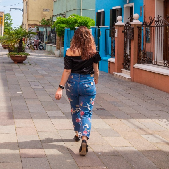 American Eagle Floral Embroidery Mom Jeans Size 10 Short - Picture 3 of 8